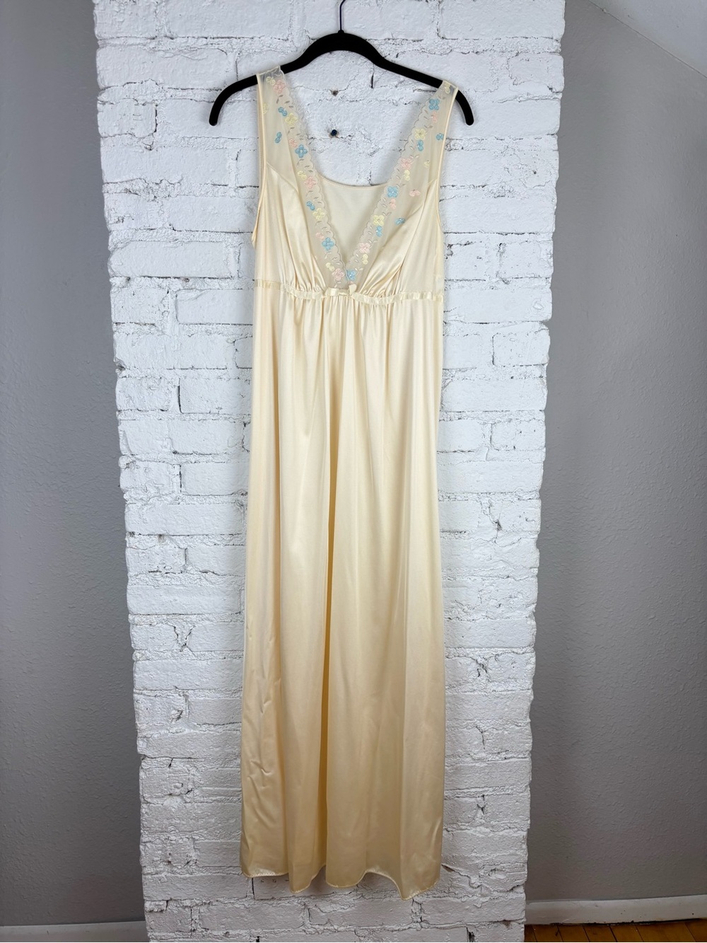 Vintage Vanity Fair Romantic Floral Embroidered Mumu Nightgown Dress 38